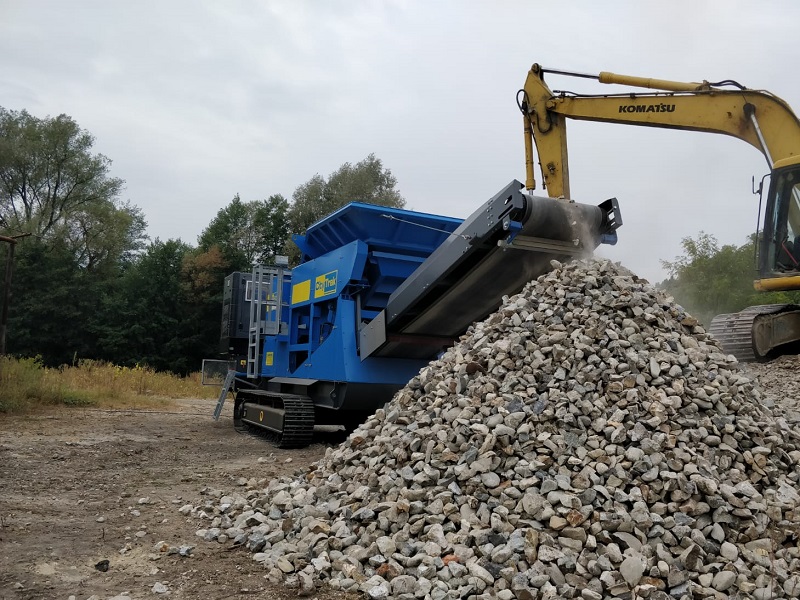 Der Brecher CityTrak 7TX hybrid 06 auf der Baustelle.